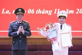 Trung tướng Lê Quốc Hùng, Ủy viên Trung ương Đảng, Thứ trưởng Bộ Công an trao Quyết định của Bộ trưởng Bộ Công an điều động Đại tá Đặng Trọng Cường giữ chức vụ Giám đốc Công an tỉnh Sơn La. (Ảnh: TTXVN phát)