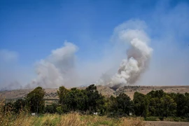 Khói bốc lên từ khu vực Cao nguyên Golan do Israel kiểm soát sau vụ tấn công rocket của nhóm vũ trang Hezbollah ở Liban. (Ảnh: THX/TTXVN)