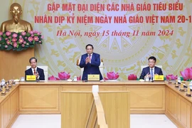 Thủ tướng Phạm Minh Chính gặp đại diện các nhà giáo tiêu biểu. (Ảnh: Dương Giang/TTXVN)