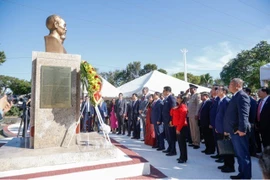 Thủ tướng Phạm Minh Chính và Phu nhân cùng các đại biểu đặt vòng hoa tại Tượng đài Chủ tịch Hồ Chí Minh tại thủ đô Santo Domingo. (Ảnh: Dương Giang/TTXVN)