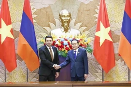 Chủ tịch Quốc hội Trần Thanh Mẫn và Chủ tịch Quốc hội Armenia Alen Simonyan chụp ảnh chung. (Ảnh: Doãn Tấn/TTXVN)