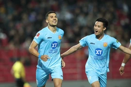 Hendrio (trái) tiếp tục tỏa sáng giúp Câu lạc bộ Thép Xanh Nam Định xây chắc vị trí dẫn đầu trên bảng xếp hạng V-League 2023/24. (Ảnh: FB)