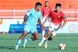 Đội đầu bảng Thép Xanh Nam Định (áo xanh) sẽ có chuyến làm khách đến sân của đội bóng đang xếp thứ tư là MerryLand Quy Nhơn Bình Định. (Ảnh: VPF)