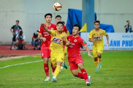 Công an Hà Nội (áo đỏ) tiếp đón Đông Á Thanh Hóa là trận cầu tâm điểm của vòng 11 V-League 2023/24. (Ảnh: Hoài Nam/Vietnam+)