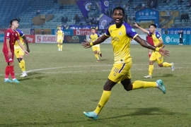 Ngoại binh Delnison Junior ăn mừng sau khi ghi bàn mở tỷ số cho Hà Nội FC ở trận đấu với Hà Tĩnh. (Ảnh: Việt Anh/Vietnam+)