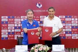 Huấn luyện viên Mai Đức Chung (phải) trở lại nắm quyền dẫn dắt Đội tuyển bóng đá Nữ Việt Nam. (Ảnh: VFF)