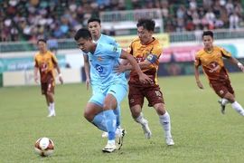 Đội đầu bảng Thép Xanh Nam Định (áo xanh) chia điểm với LPBank Hoàng Anh Gia Lai ở vòng 18 V-League 2023/24. (Ảnh: Quang Thái/TTXVN)