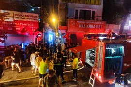 Tối 14/5, một ngọn lửa lớn bất ngờ bùng phát tại một cơ sở kinh doanh ở địa chỉ ngõ 509 đường Vũ Tông Phan, quận Thanh Xuân, Hà Nội. (Ảnh: Hoài Nam/Vietnam+)