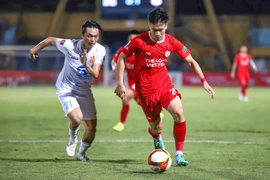 Hoàng Đức (áo đỏ) và Tuấn Anh có thể là cặp tiền vệ của Đội tuyển Việt Nam dưới thời tân huấn luyện viên Kim Sang-sik. (Ảnh: Việt Anh/Vietnam+)