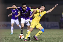 Hà Nội FC (áo tím) và Đông Á Thanh Hóa sẽ có trận quyết đấu cho một vị trí trong top 3 V-League 2023/24. (Ảnh: VPF)