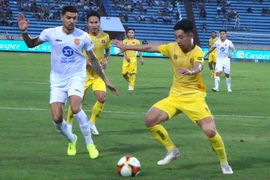Đội đầu bảng Thép Xanh Nam Định (áo trắng) nhận thất bại 2-4 trước Câu lạc bộ Hải Phòng. (Ảnh: Công Luật/TTXVN)