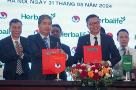 Herbalife Việt Nam tiếp tục là Nhà tài trợ chính thức của các Đội tuyển Bóng đá Quốc gia Việt Nam trong ba năm tiếp theo từ 2024 đến 2027. (Ảnh: Việt Anh/Vietnam+)