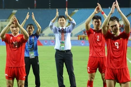 Huấn luyện viên Kim Sang-sik (giữa) mang đến những tín hiệu tích cực cho Đội tuyển Việt Nam. (Ảnh: Hoài Nam/Vietnam+)