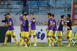 Hùng Dũng (ngoài cùng bên phải) ăn mừng cùng đồng đội sau khi ghi bàn ấn định chiến thắng 2-1 cho Hà Nội FC trước Công an Hà Nội. (Ảnh: Việt Anh/Vietnam+)