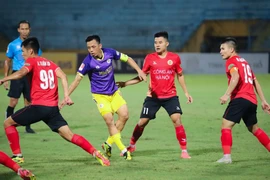 Chiến thắng của Hà Nội FC (áo tím) giúp cuộc đua đến ngôi vô địch V-League 2023-2024 thêm hấp dẫn ở những vòng đấu cuối. (Ảnh: Việt Anh/Vietnam+)