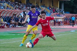 Trận "Derby Thủ đô" giữa Thể Công-Viettel (áo đỏ) và Hà Nội FC là tâm điểm ở vòng 2 V-League 2024-2025. (Ảnh: Việt Anh/Vietnam+)