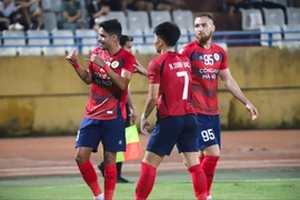 Ngoại binh Leo Artur (ngoài cùng bên trái) tỏa sáng với một cú hattrick giúp Công an Hà Nội có chiến thắng thứ hai liên tiếp ở Shopee Cup. (Ảnh: Việt Anh/Vietnam+)