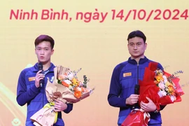 Hai "sao hạng A" của V-League là tiền vệ Hoàng Đức (trái) và thủ môn Đặng Văn Lâm xuống thi đấu tại Giải hạng Nhất Quốc gia. (Ảnh: Phù Đổng Ninh Bình)