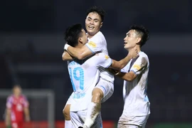 Vòng 7 V-League: Nam Định áp sát ngôi đầu, Văn Quyết phá kỷ lục của Công Vinh