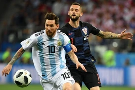 Cầu thủ Lionel Messi (phía trước) của Argentina tranh bóng với Marcelo Brozovic của Croatia trong trận đấu ở bảng D World Cup 2018 diễn ra ở Nizhny Novgorod, Nga ngày 21/6. (Ảnh: THX/TTXVN)