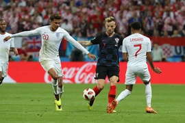 Tiền vệ Ivan Rakitic (giữa) tranh bóng với các cầu thủ đội tuyển Anh trong trận đấu vòng bán kết World Cup 2018 diễn ra ở Moskva, Nga ngày 11/7. (Ảnh: THX/TTXVN)