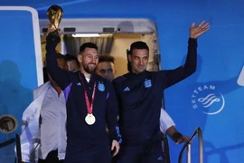 [Video] Biển người chào đón Messi và các đồng đội khi trở về Argentina