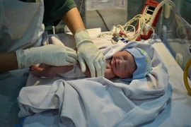 Chăm sóc trẻ sơ sinh. (Ảnh: AFP/TTXVN)