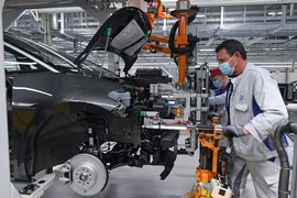 Công nhân làm việc tại một nhà máy của hãng ôtô Volkswagen. (Ảnh: AFP/TTXVN)
