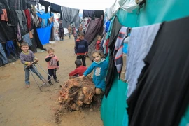 Trẻ em tại trại tị nạn ở thành phố Rafah, Dải Gaza ngày 18/2. (Ảnh: THX/TTXVN)