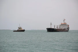 Tàu thuyền di chuyển tại cảng Saleef, ngoài khơi tỉnh Hodeida (Yemen), phía Tây Biển Đỏ. (Ảnh: AFP/TTXVN)