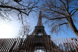 Tháp Eiffel phải đóng cửa do đình công. (Ảnh: AFP/TTXVN)