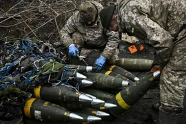 Binh sỹ Ukraine lắp đầu đạn pháo tại Bakhmut ngày 11/3/2023. (Ảnh: AFP)