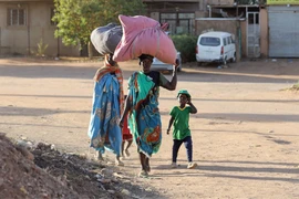 Người dân sơ tán tránh xung đột tại Khartoum, Sudan ngày 19/4/2023. (Ảnh: AFP/TTXVN)