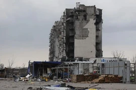 Tòa nhà bị hư hại do xung đột tại Mariupol, Ukraine, ngày 22/4/2022. (Ảnh: THX/TTXVN)