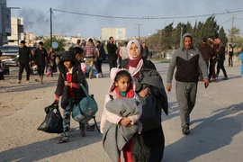 Người dân sơ tán khỏi thành phố Khan Younis, Dải Gaza. (Ảnh: THX/TTXVN)