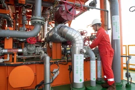 Công nhân làm việc trên giàn khoan dầu Enping 15-1 của Trung Quốc. (Ảnh: THX/TTXVN)