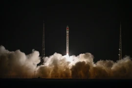 Tên lửa đẩy CERES-1 Y9 mang theo các vệ tinh Thiên Nhạn-16 và Tinh Trì-1-A rời bệ phóng tại Trung tâm Phóng Vệ tinh Tửu Tuyền, Tây Bắc Trung Quốc ngày 5/12/2023. (Ảnh: THX/TTXVN)