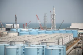 Các bể chứa nước thải nhiễm xạ tại nhà máy điện hạt nhân Fukushima Daiichi ở Okuma, tỉnh Fukushima, Nhật Bản. (Ảnh: Kyodo/TTXVN)