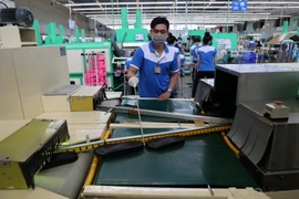 Công nhân làm việc tại nhà máy của Công ty TNHH Jia Hsin 100% vốn đầu tư của Đài Loan (Trung Quốc) ở Long An. (Ảnh: Minh Hưng/TTXVN)