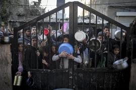 Người dân Palestine chờ nhận thực phẩm viện trợ tại Rafah, miền Nam Dải Gaza ngày 11/3/2024. (Ảnh: AFP/TTXVN)