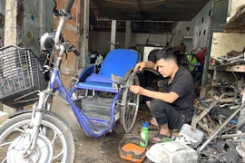 Mỗi chiếc xe lăn do anh Lê Văn Hóa chế tạo phù hợp với nhu cầu thực tế của từng người khuyết tật. (Ảnh: Thanh Thủy/TTXVN)