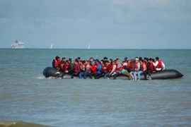 Thuyền chở người di cư vượt eo biển Manche hướng đến bờ biển miền Nam nước Anh. (Ảnh: AFP/TTXVN)