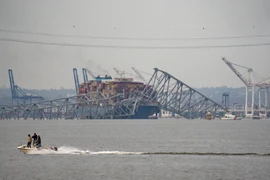 Hiện trường vụ sập cầu Francis Scott Key ở thành phố Baltimore, bang Maryland (Mỹ), sau khi bị tàu chở hàng đâm trúng, ngày 26/3. (Ảnh: AFP/TTXVN)