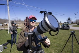 Một người quan sát chuẩn bị camera để theo dõi hiện tượng thiên văn kỳ thú nhật thực toàn phần, tại Cape Vincent, New York (Mỹ) ngày 7/4. (Ảnh: AFP/TTXVN)