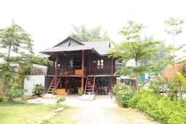 Gia đình chị Cà Thị Dương ở bản Pa Pe, phường Nam Thanh, thành phố Điện Biên Phủ sửa căn nhà sàn của mình thành mô hình Homestay. (Ảnh: Phan Quân/TTXVN)