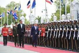 Thủ tướng Srettha Thavisin và Thủ tướng New Zealand Christopher Luxon trong lễ đón chính thức hôm 17/4. (Ảnh: Văn phòng Thủ tướng Thái Lan)