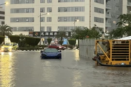 Đường phố bị ngập do mưa lớn ở Dubai, UAE. (Ảnh: AFP/TTXVN)