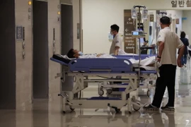Chuyển bệnh nhân tại một bệnh viện ở Seoul. (Ảnh: Yonhap/TTXVN)