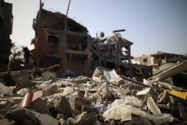 Những tòa nhà bị phá hủy sau cuộc không kích của Israel xuống thành phố Deir el-Balah, Dải Gaza, ngày 24/4. (Ảnh: THX/TTXVN)