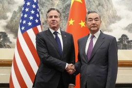 Bộ trưởng Ngoại giao Trung Quốc Vương Nghị (phải) và Ngoại trưởng Mỹ Antony Blinken. (Ảnh: AFP/TTXVN)